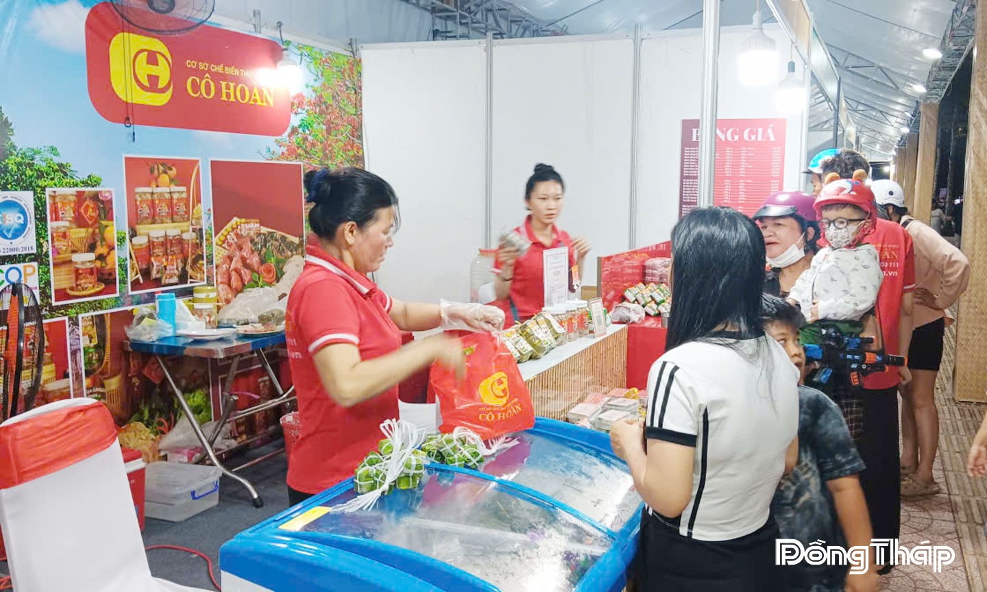 Các cơ sở, doanh nghiệp tham gia trưng bày sản phẩm OCOP, sản phẩm công nghiệp nông thôn tiêu biểu của tỉnh, đặc trưng tiêu biểu tại Quảng trường Hùng Vương, do Sở Công thương tổ chức dịp Lễ 2-9.